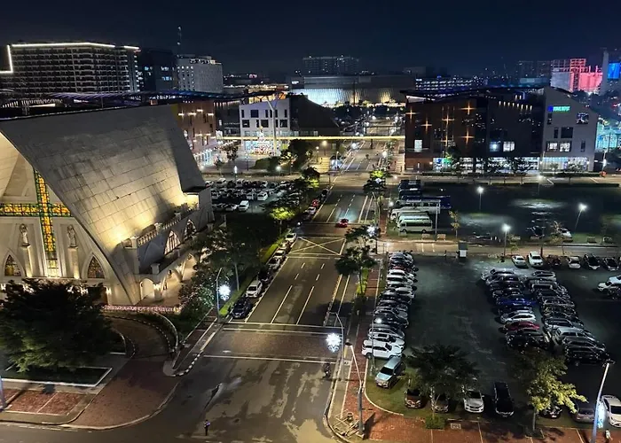 Monarch Near Moa Ikea Parqal Solaire * مانيلا